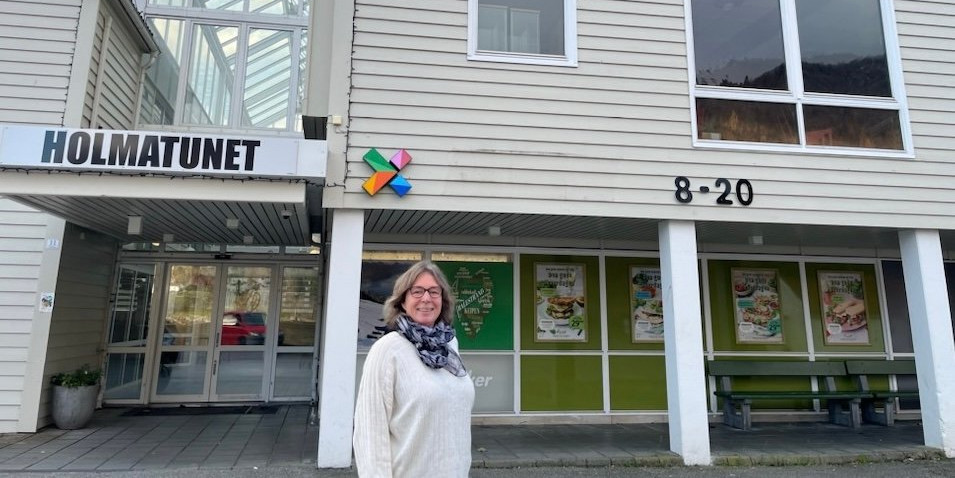 Bibliotekar Kari framfor inngangen til Holmatunet i Balestrand