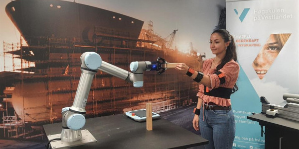 Person i samarbeid med robotisk arm