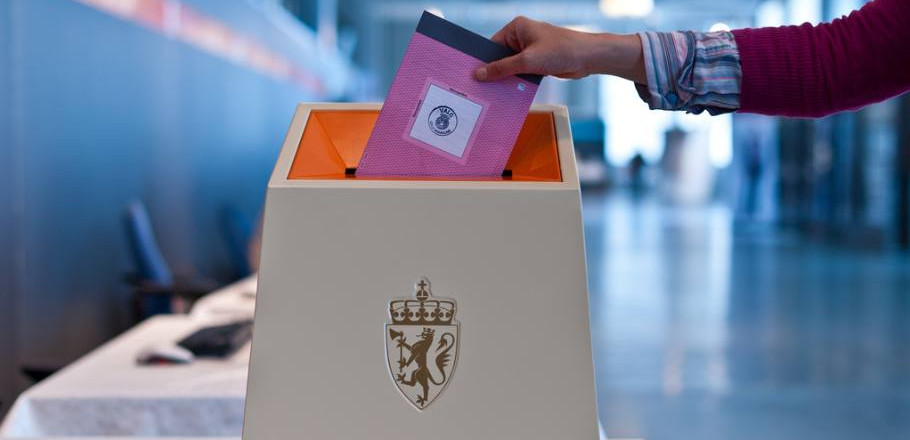 Stemmesettel blir lagt i ein offisiell stemmeboks