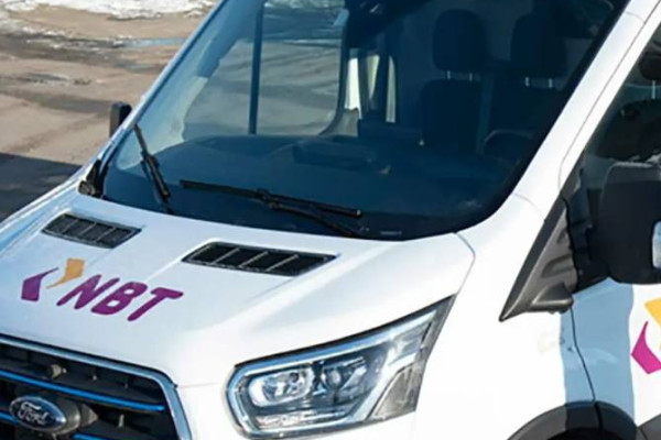 Utsnitt av varebil med logo NBT