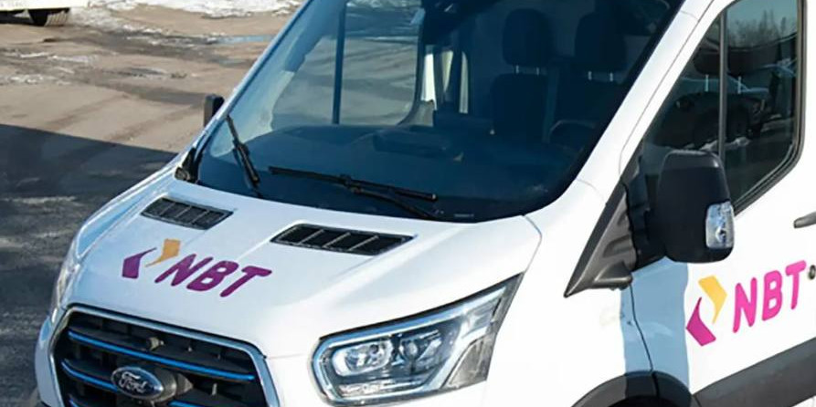 Utsnitt av varebil med logo NBT