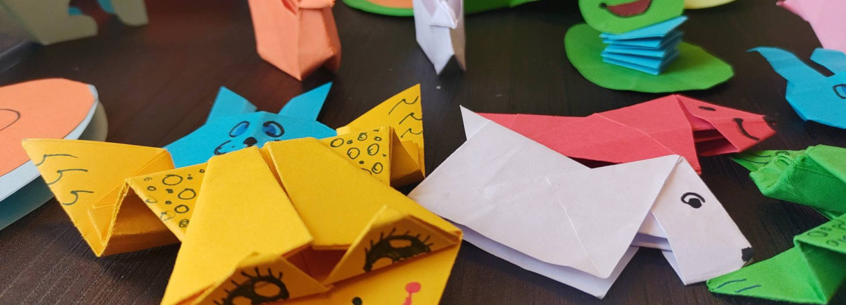 Eit utval origamifigurar på svart bakgrunn