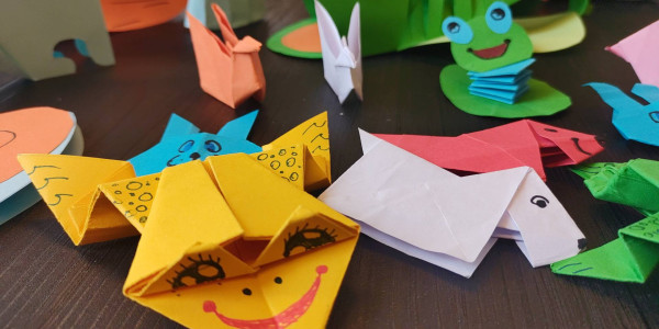 Eit utval origamifigurar på svart bakgrunn